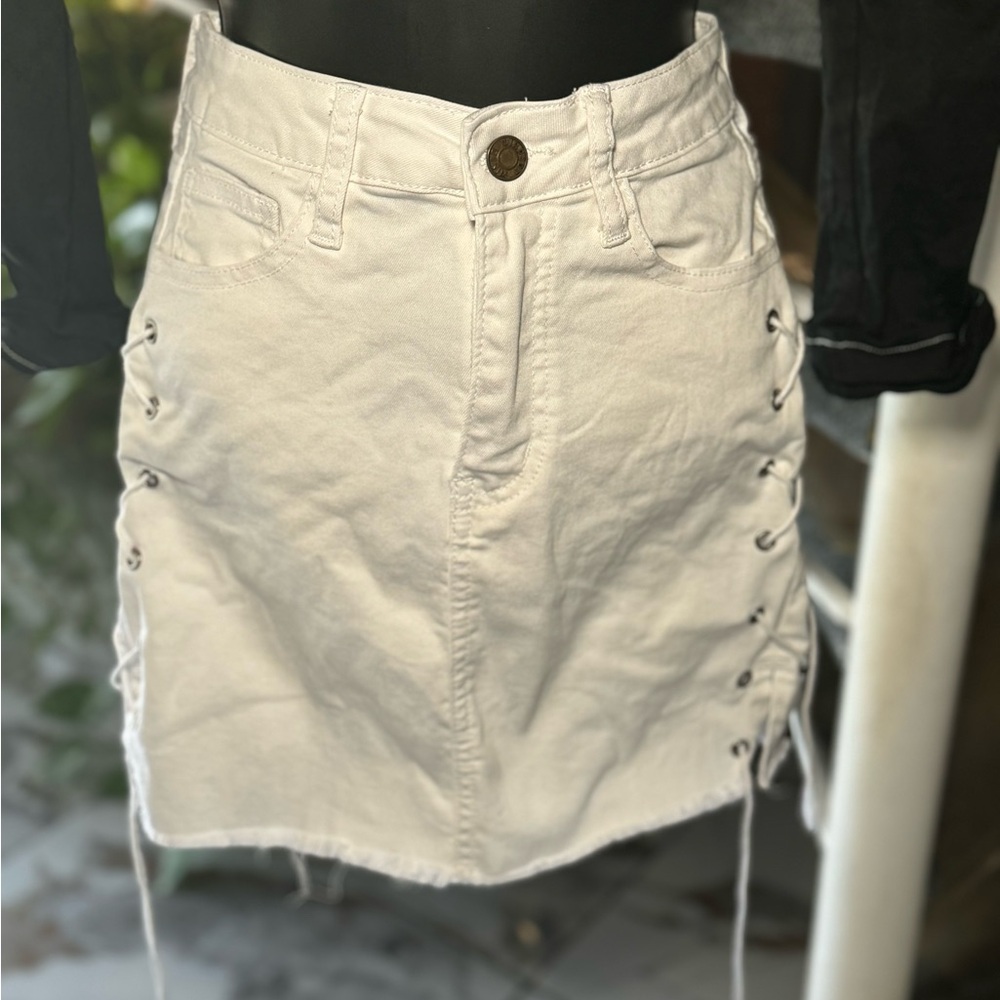 Stylish White Lace-Up Women's Skirt